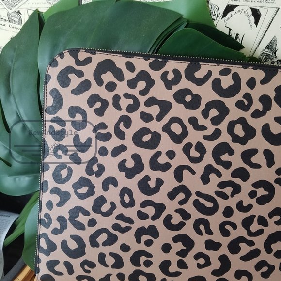 Kate Spade NWT staci graphic leopard l-zip universal laptop sleeve up to 15" - Picture 9 of 13